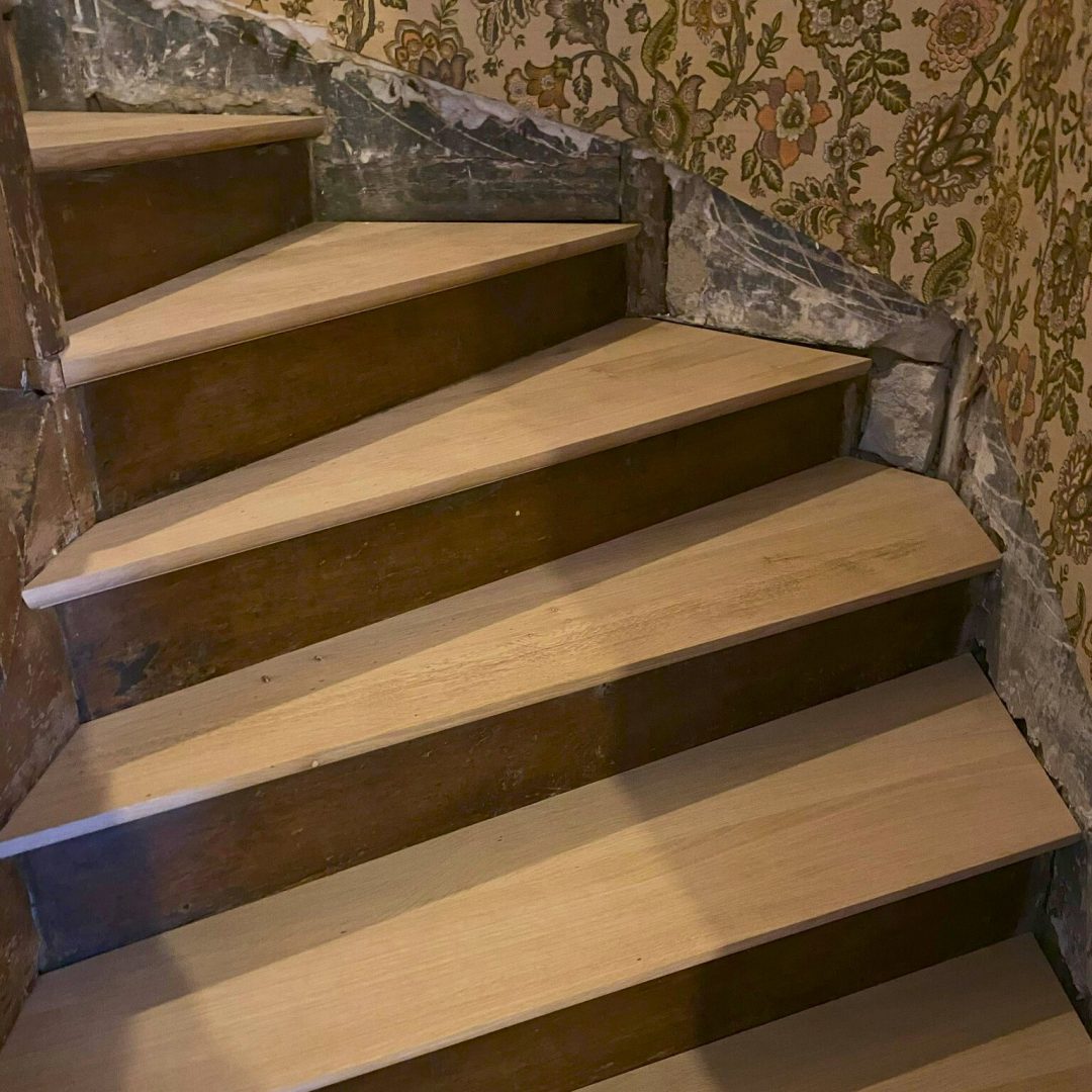 Transformation d'un escalier en chêne massif, restauré à l'identique par nos soins. Chaque marche a été soigneusement démontée, copiée et fabriquée pour garantir une finition parfaite et authentique