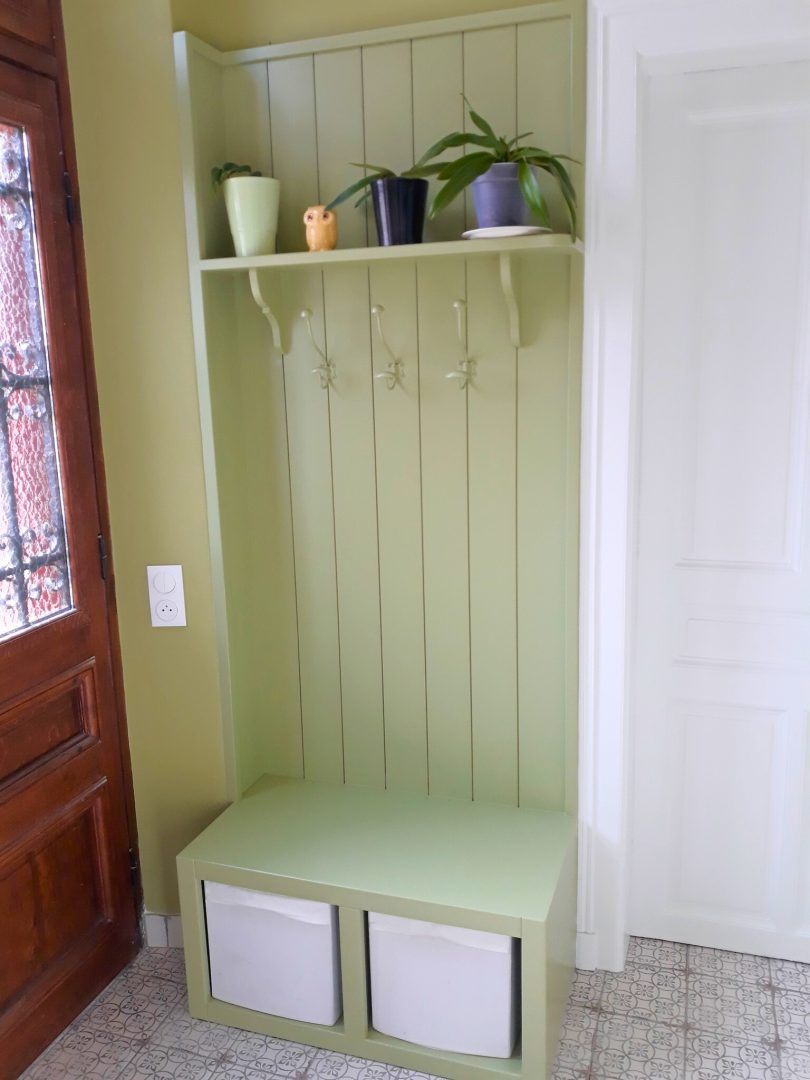 Fabrication et pose d'un ensemble d'aménagements pour une entrée fonctionnelle, de niches de rangement, de panneaux rainurés où sont fixées les patères et une tablette haute pour la touche déco de cet espace