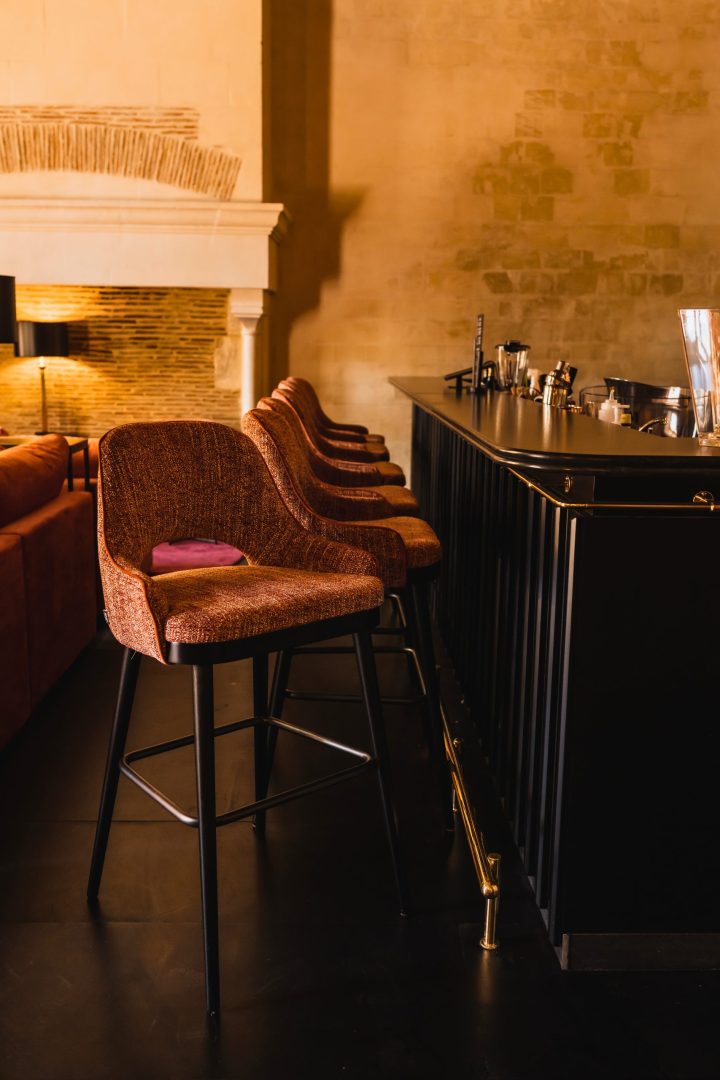 Fabrication et pose d'un ensemble bar laqué noir