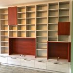 Fabrication et pose d'une bibliothèque sur mesure avec niches et tiroirs