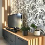 Fabrication et pose sur mesure d'un ensemble meuble TV, façades de portes finition mate, avec plan et panneau mural en chêne massif