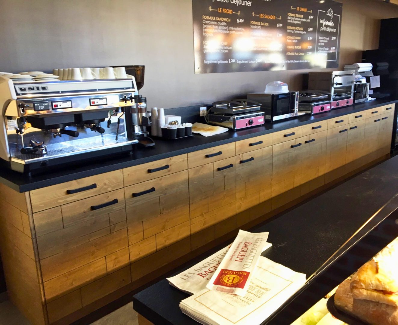 Fabrication et pose d'un ensemble de mobiliers pour l'espace de vente d'une boulangerie