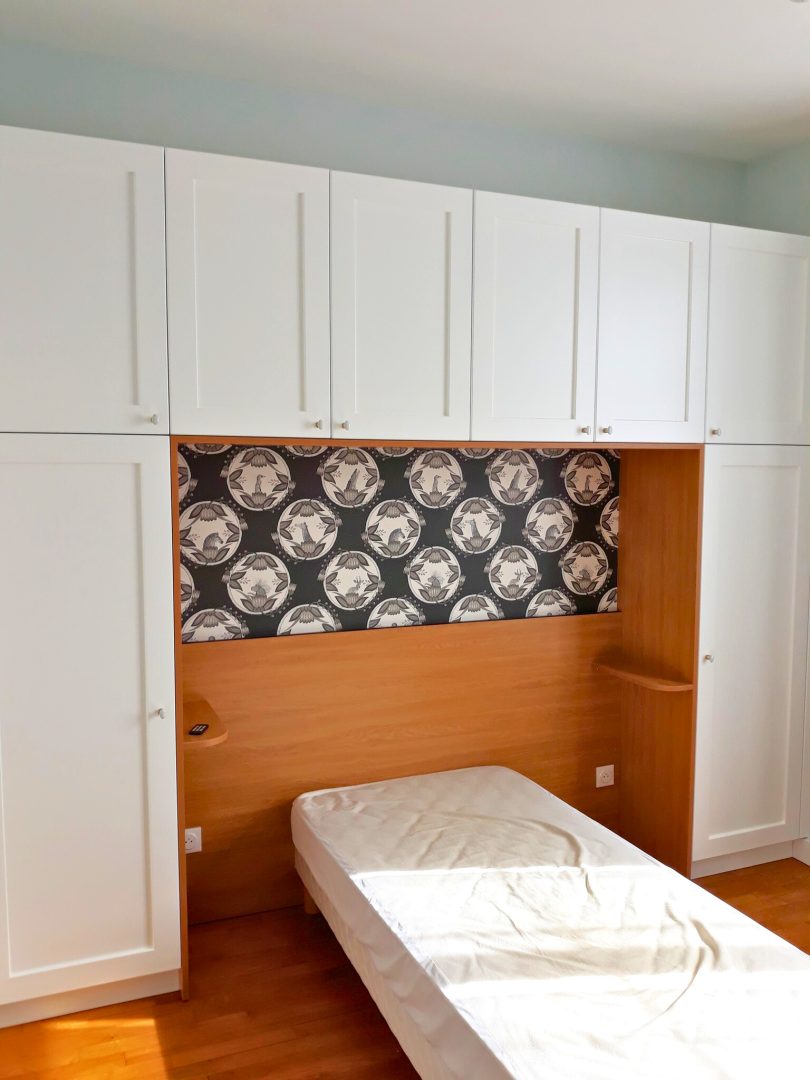 Fabrication et pose d'un lit pont sur mesure pour maximiser l'espace de rangement dans la chambre