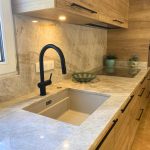 Fabrication et pose d'une cuisine sur mesure avec ilot, effet bois