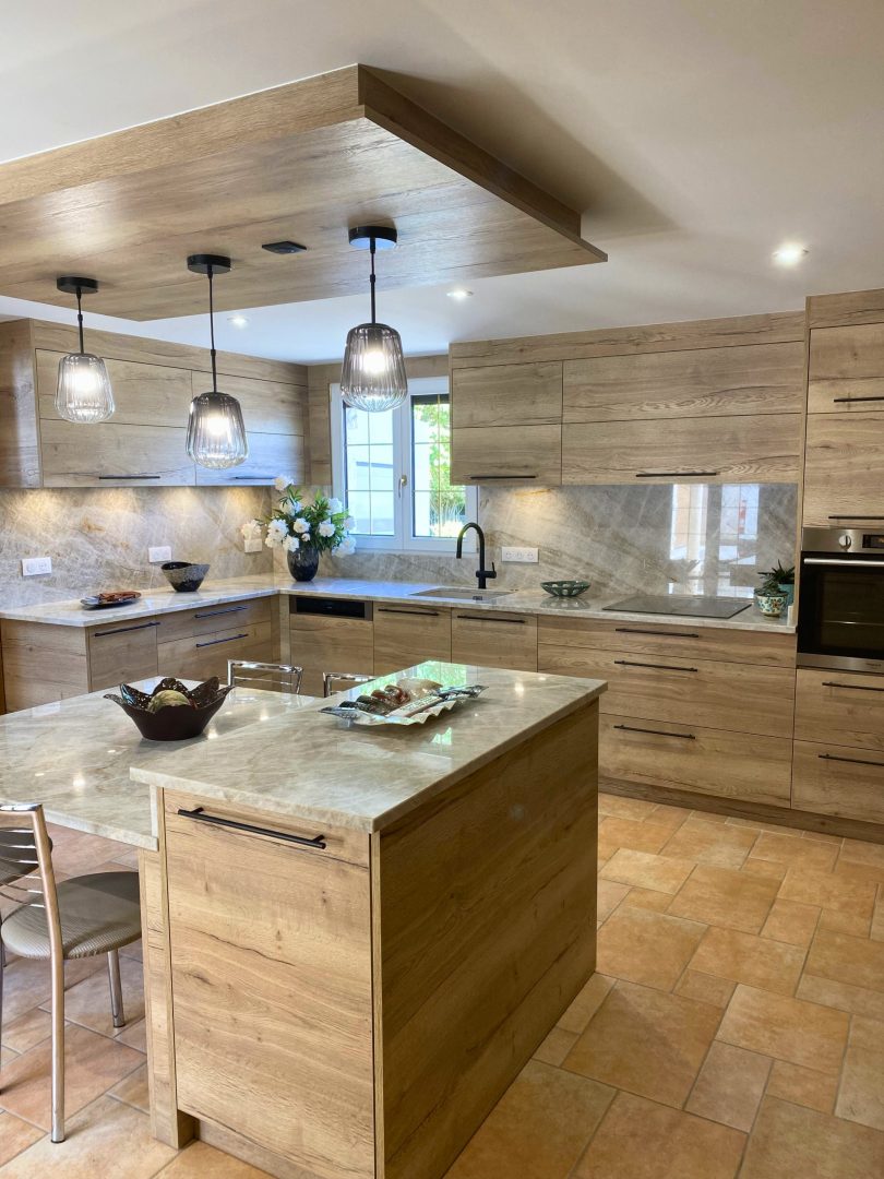 Fabrication et pose d'une cuisine sur mesure avec ilot, effet bois