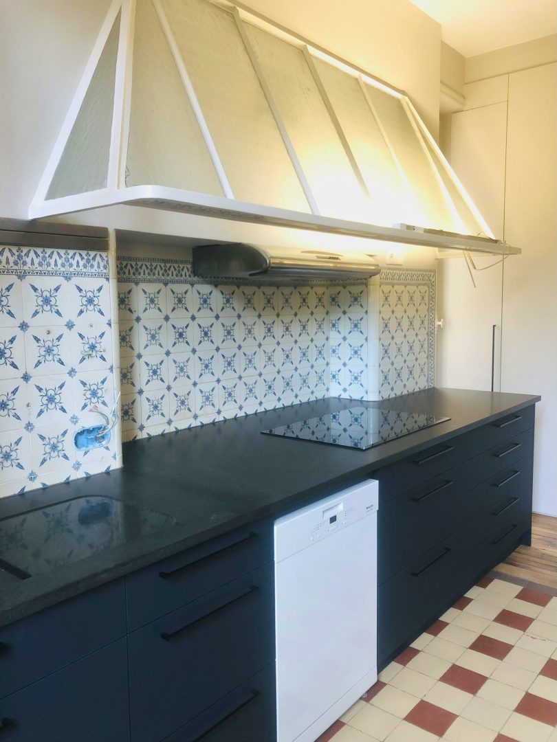 Fabrication et pose d'une cuisine sur mesure avec des façades finition mat pour une allure contemporaine et épurée