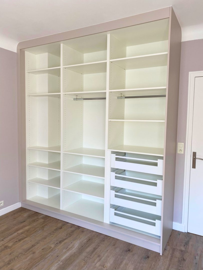 Fabrication et pose d'un dressing qui épouse l’ergonomie de la pièce, valorise la hauteur sous plafond 2m75, tout en accueillant un maximum de rangement