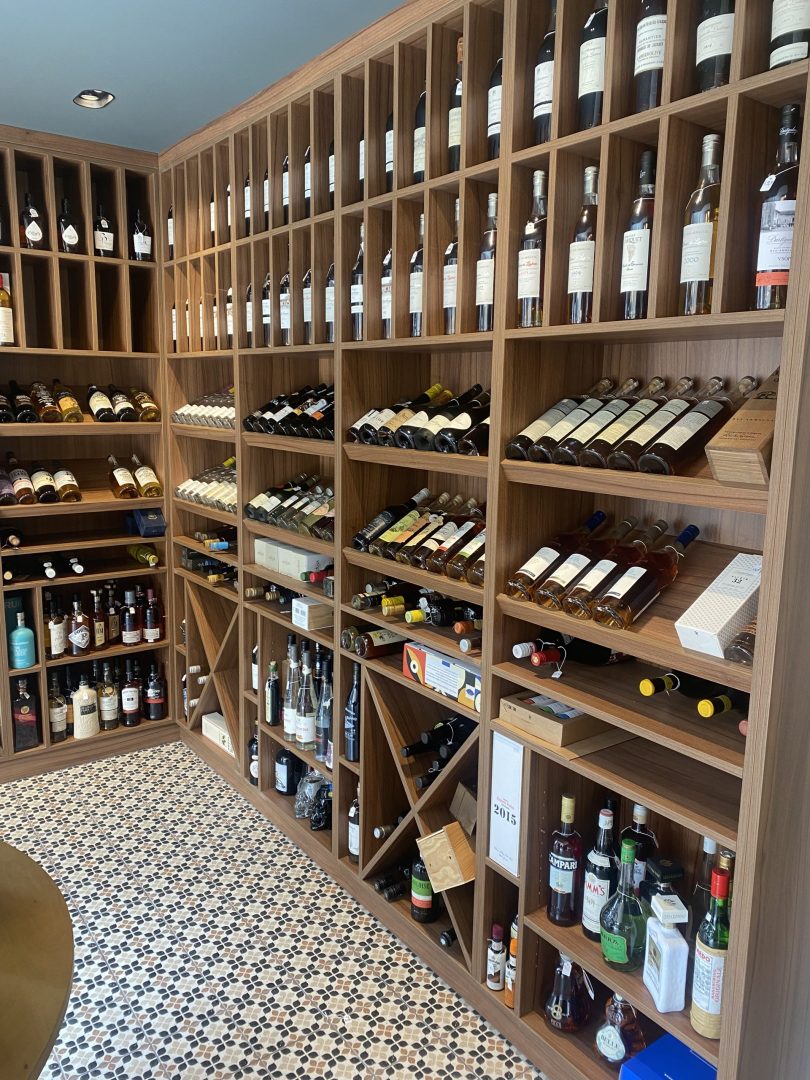 Fabrication et pose d'un meuble de présentation pour alcool, champagne, vins