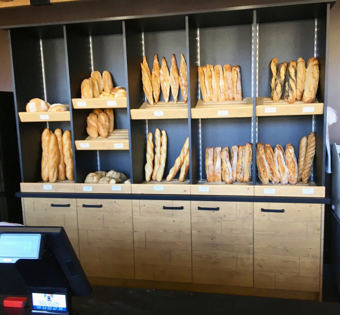 Fabrication et pose d'un ensemble de mobiliers pour l'espace de vente d'une boulangerie