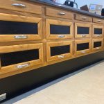 Fabrication et pose de l'agencement d'une épicerie fine, avec meuble tiroir sur mesure pour l'espace de vente