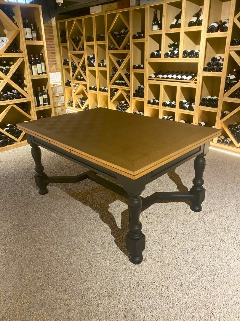Rénovation d'une table pour mettre en scène les magnums avec caractère dans l'espace de dégustation