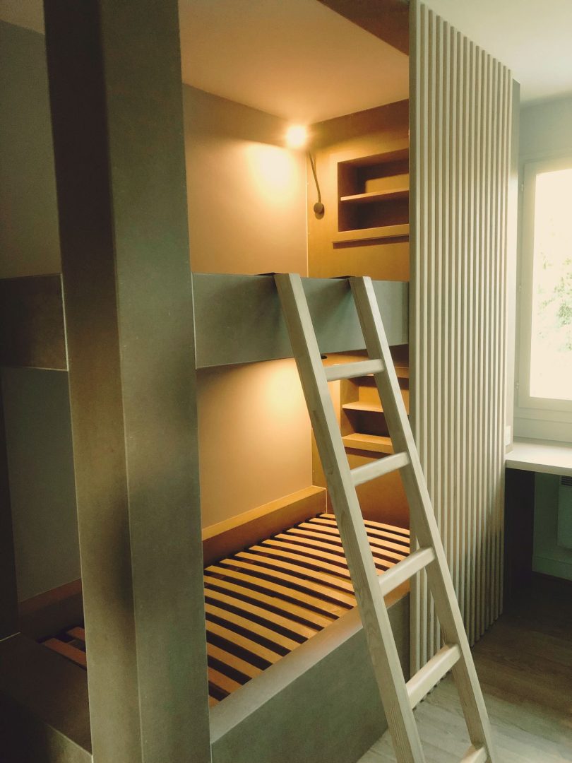 Fabrication et pose sur mesure d'un ensemble lit superposé et son bureau intégré