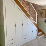 Fabrication et pose sur mesure d'un placard sous escalier avec nombreux rangements pour optimiser l'espace