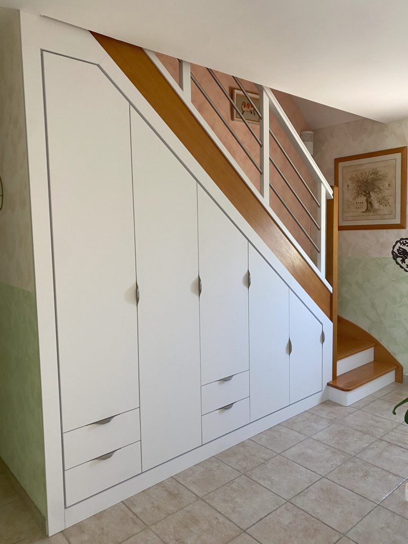 Fabrication et pose sur mesure d'un placard sous escalier avec nombreux rangements pour optimiser l'espace