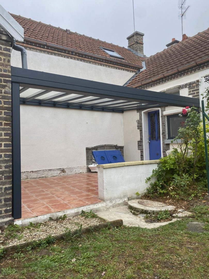 Fabrication et pose d'une pergola sur mesure en aluminium, posée par nos soins avec un design moderne, matériaux durables et confort optimal