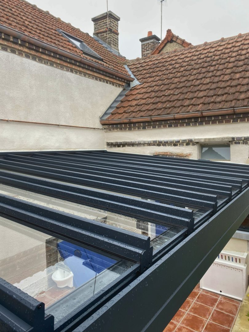 Fabrication et pose d'une pergola en aluminium sur mesure avec vitrages