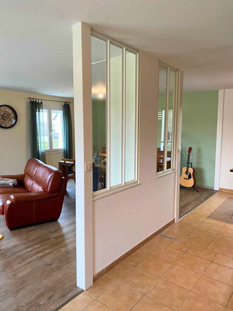 Fabrication et pose d'une verrière sur mesure en aluminium pour délimiter les espaces et apporter de la lumière