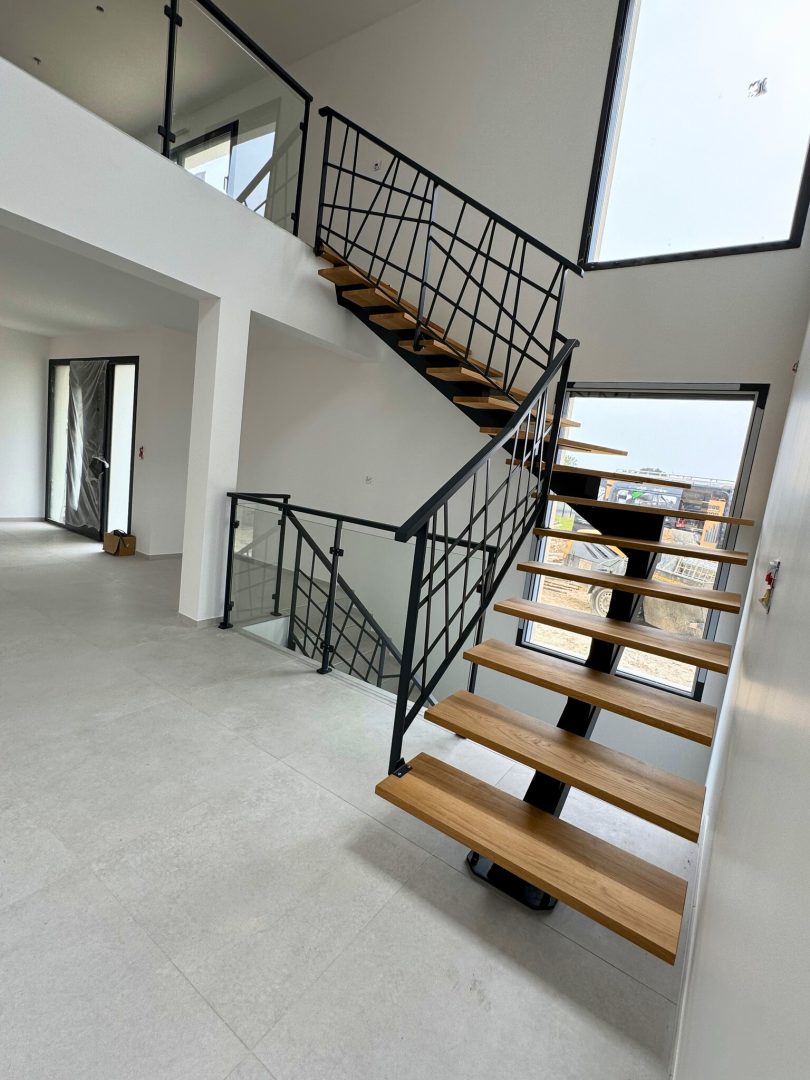 Fabrication de marches en chêne massif sur mesure pour intégrer une structure, parfaites pour apporter un peu de chaleur à un escalier métallique