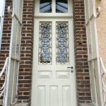 Fabrication d’une porte d’entrée sur mesure en bois exotique, avec réplique à l’identique