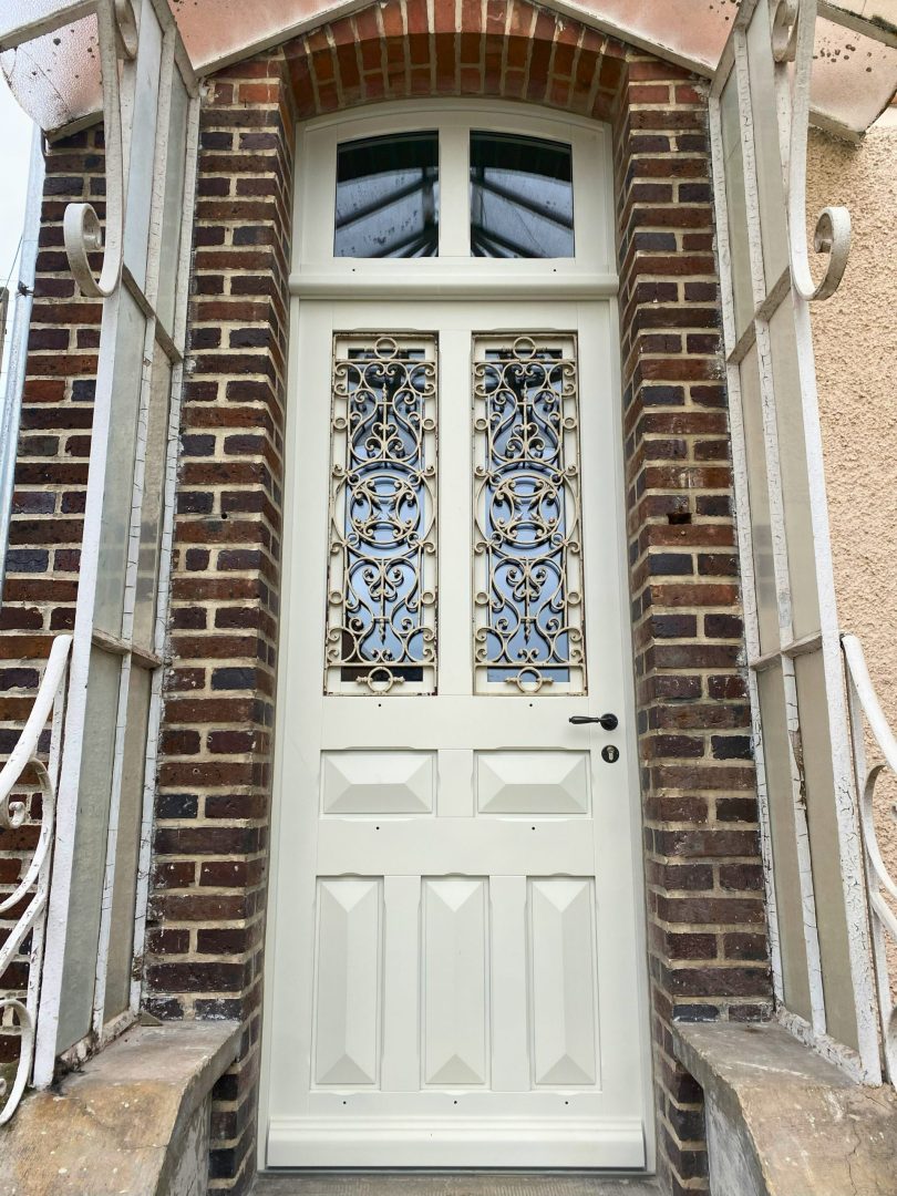 Fabrication d’une porte d’entrée sur mesure en bois exotique, avec réplique à l’identique