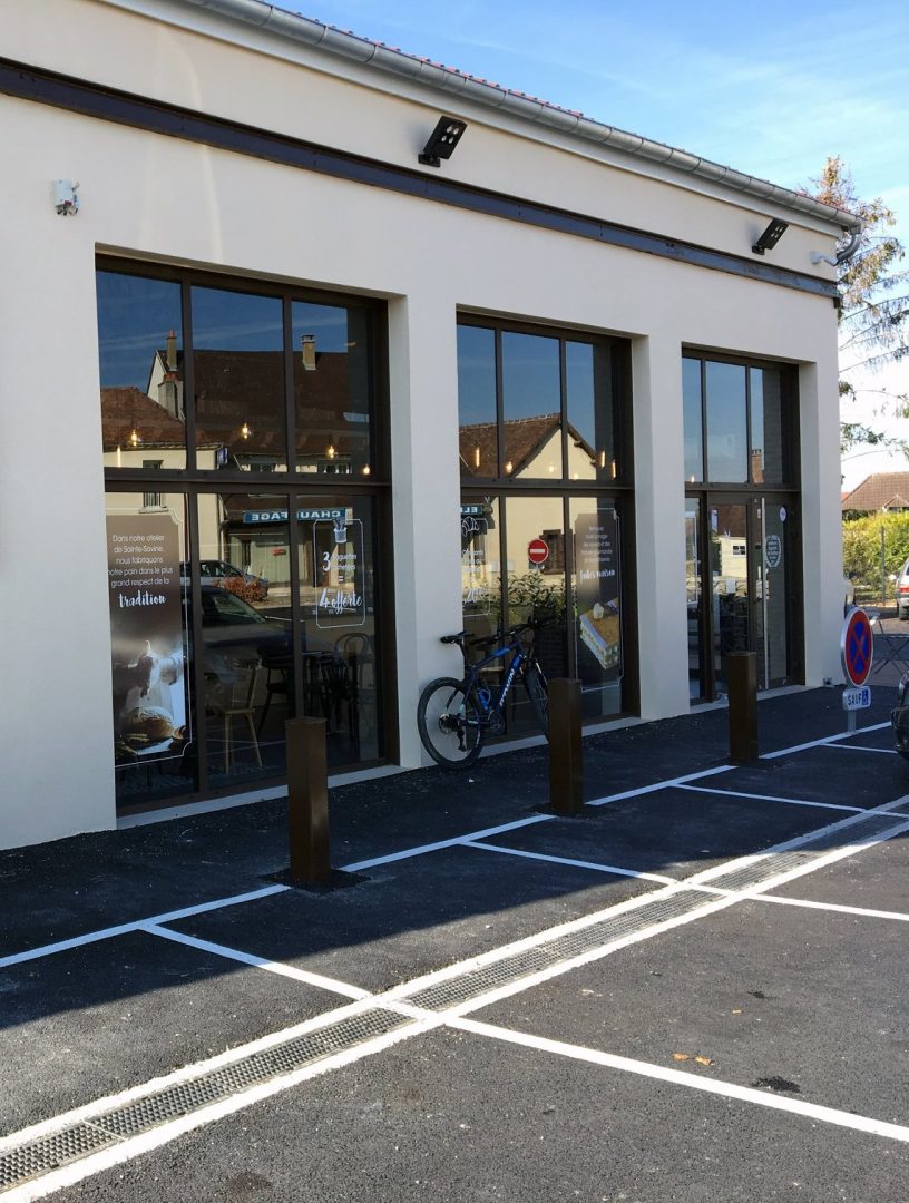 Fabrication et pose de l'ensemble des menuiseries extérieures sur mesure en aluminium pour un commerce
