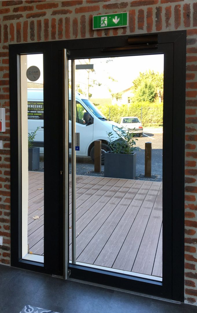 Fabrication et pose de l'ensemble des menuiseries extérieures sur mesure en aluminium pour un commerce