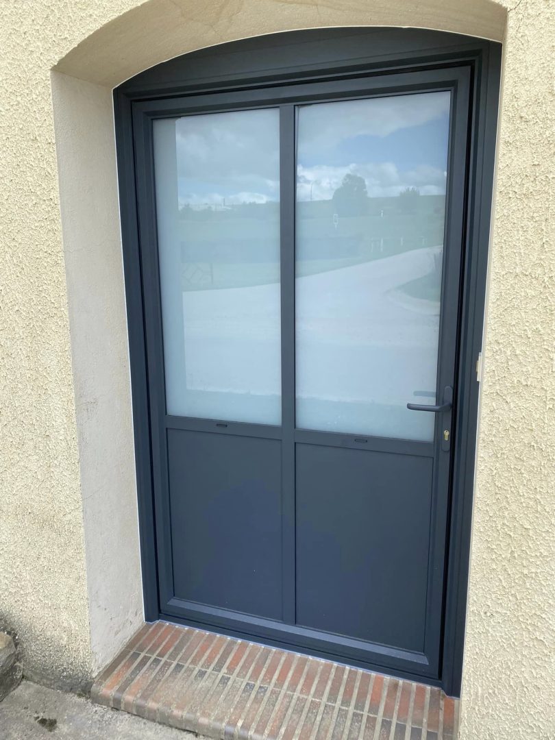 Fabrication et pose d'une porte d'entrée sur mesure en aluminium avec 2 vantaux qui combinent isolation thermique de haute performance, confort et design