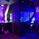 Fabrication et pose d'un ensemble de menuiserie en aluminium sur mesure pour un bar de nuit, avec sas d'entrée