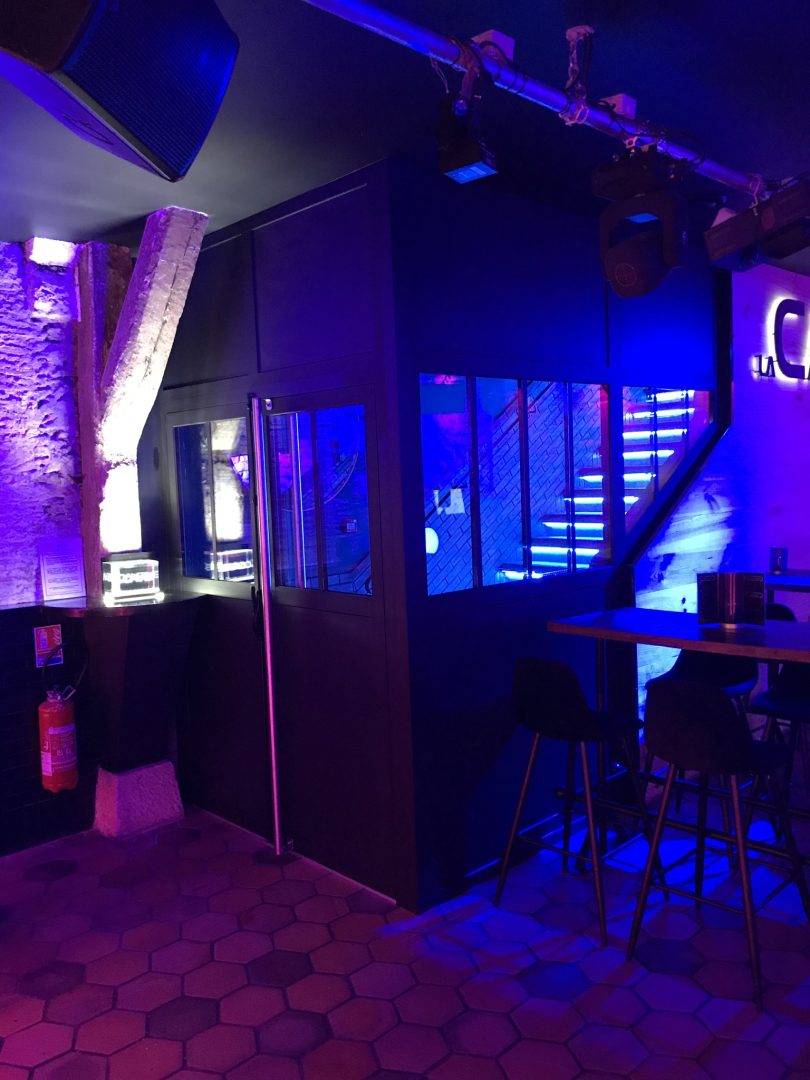 Conçu spécialement pour un bar de nuit, ce sas d’entrée sur mesure allie design moderne et fonctionnalité. Réalisé en aluminium, il permet de réduire efficacement les nuisances sonores vers l’extérieur tout en créant un espace d’accueil confortable et élégant pour la clientèle.