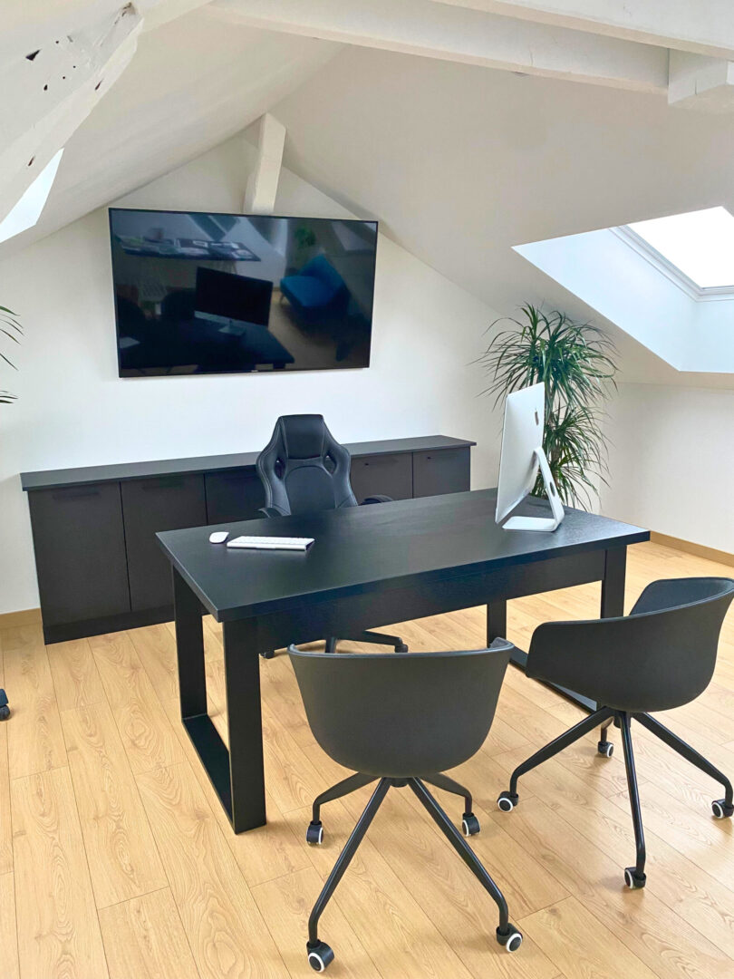 Fabrication et pose d'un ensemble sur mesure Bureau et Meuble de rangement