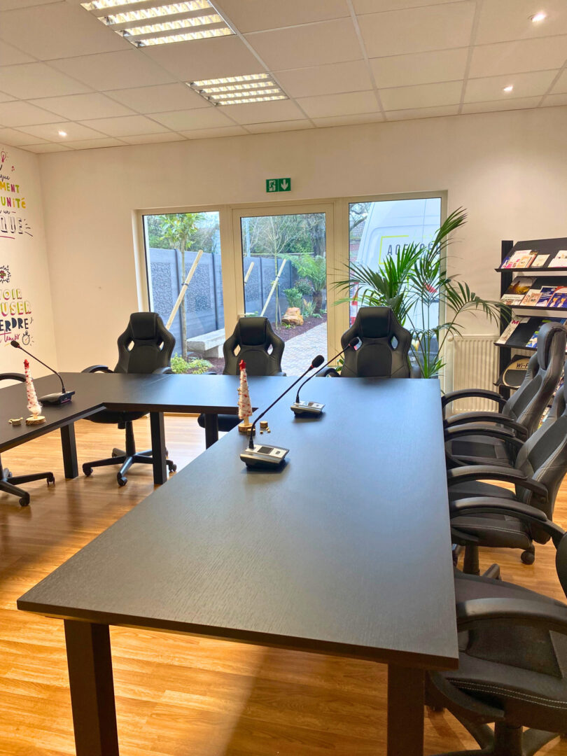 Fabrication et pose de tables de réunion sur mesure avec alèse périphérique pour le passage des chaises