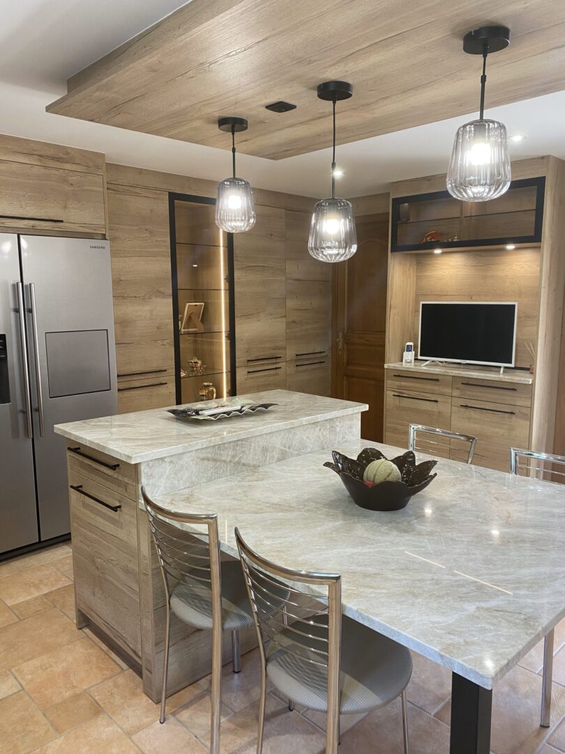 Fabrication et pose d'une cuisine sur mesure avec ilot. Façade vitrée et cadre alu Noir avec bandeaux led encastrées dans le panneau