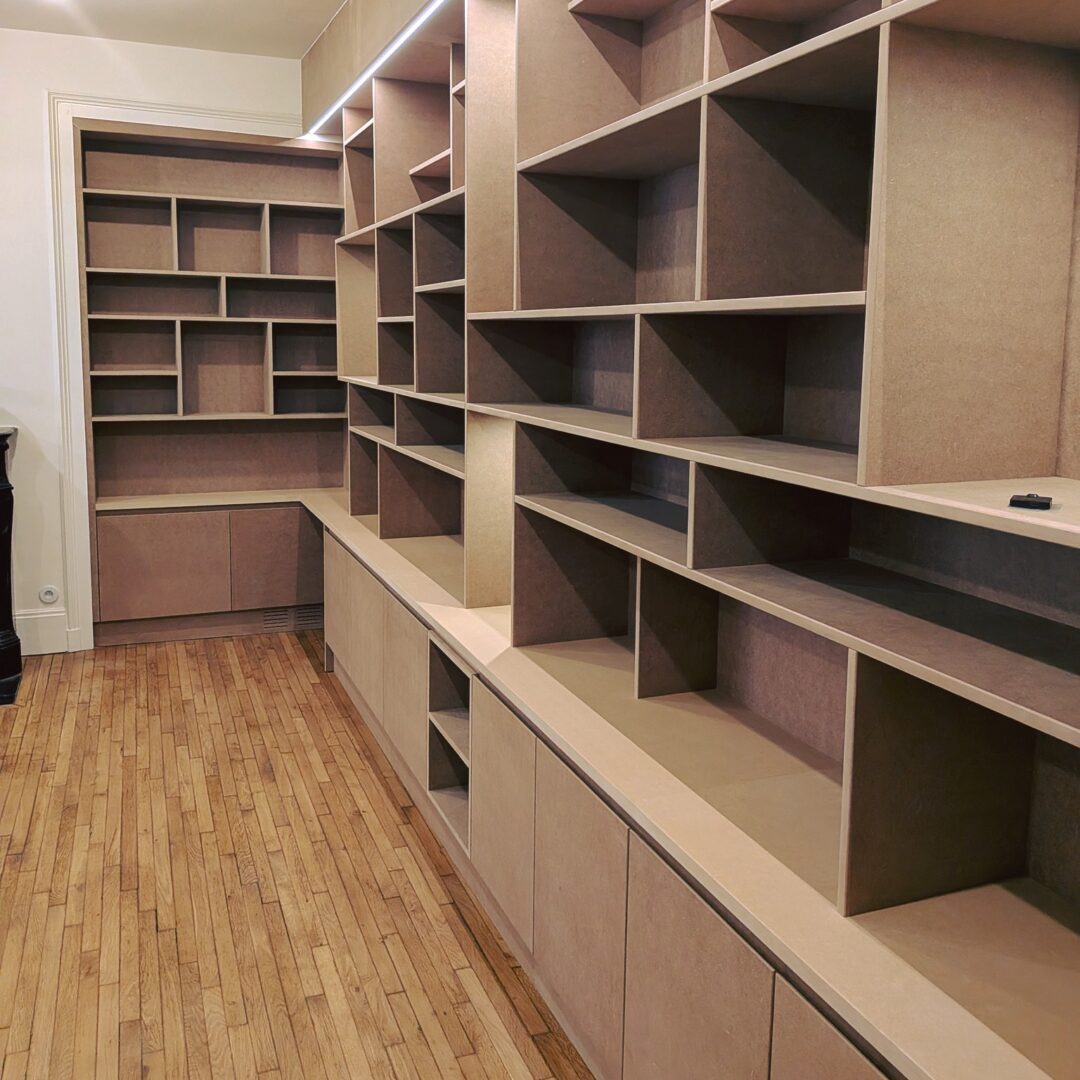Ensemble complet d'aménagement avec bibliothèque, niches et meuble TV